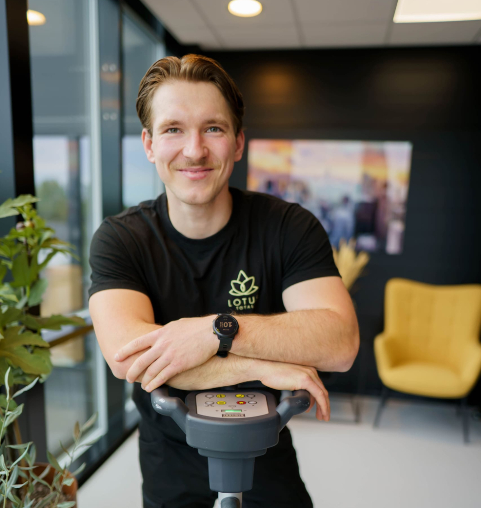 Fornøyd renholder smiler hos Lotus Total i Vestfold