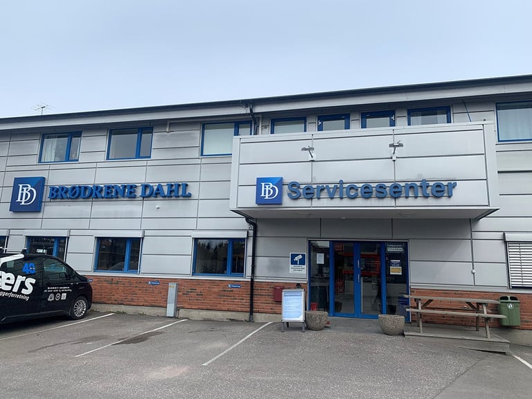 Lotus Total ansatt utfører renhold i butikklokalene til Brødrene Dahl