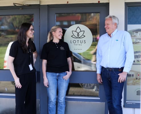 Mari Tangen og Lydia Knutsen Jordon fra Lotus Total sammen med leverandør fra Erik Tanche Nilssen NorEngros foran kontoret på Heistad