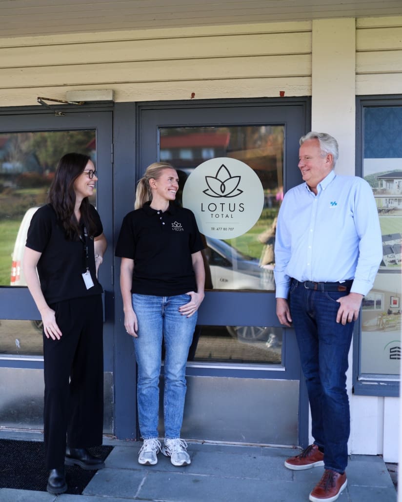 Lotus Total og Nor Engros samarbeid Mari Tangen og Lydia Knutsen Jordon fra Lotus Total sammen med leverandør fra Erik Tanche Nilssen NorEngros foran kontoret på Heistad