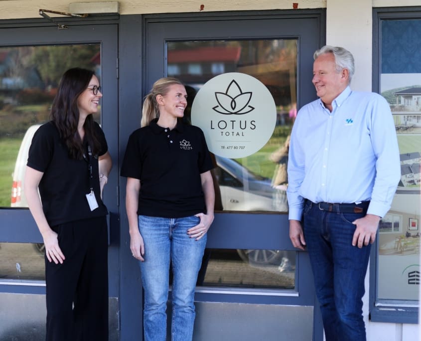 Mari Tangen og Lydia Knutsen Jordon fra Lotus Total sammen med leverandør fra Erik Tanche Nilssen NorEngros foran kontoret på Heistad