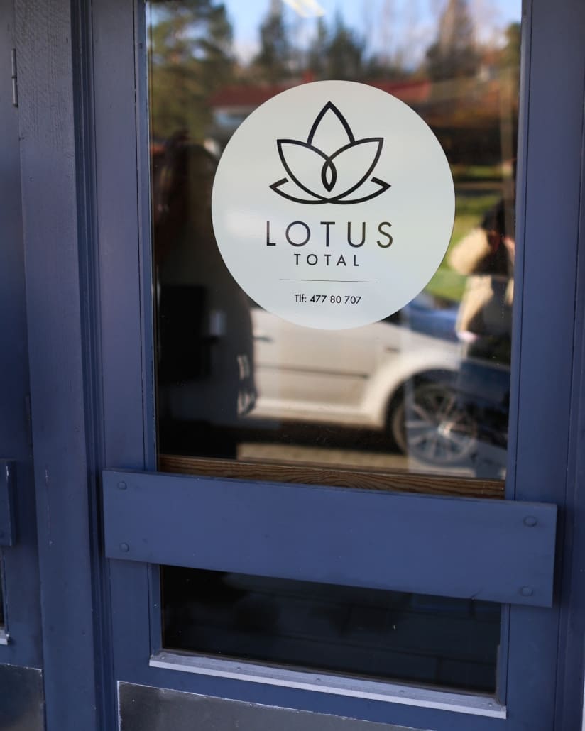 Lotus Total står for kvalitet i renholdsbransjen Lotus Total AS profesjonelt renholdsbyrå på Heistad Porsgrunn logo på vindu
