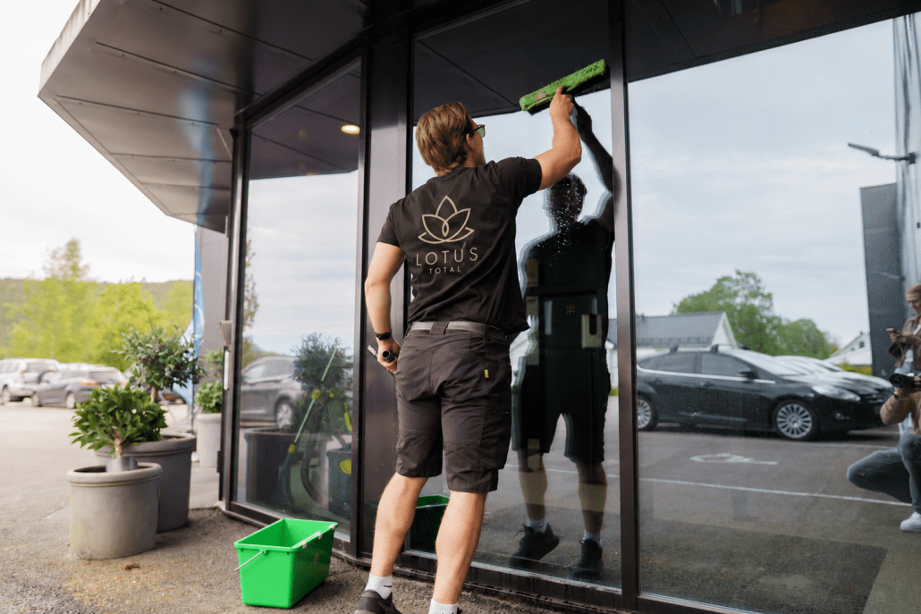 Profesjonell renholder fra Lotus Total vasker vinduer for bedrifter i Porsgrunn, Tønsberg og Skien
