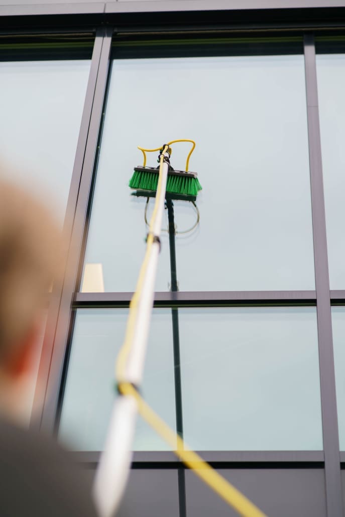 Detaljbilde av kost på vindu av Lotus Total som vasker fasade og vindu for bedrift i Vestfold
