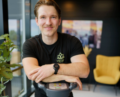 Fornøyd renholder smiler hos Lotus Total i Vestfold