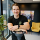 Fornøyd renholder smiler hos Lotus Total i Vestfold
