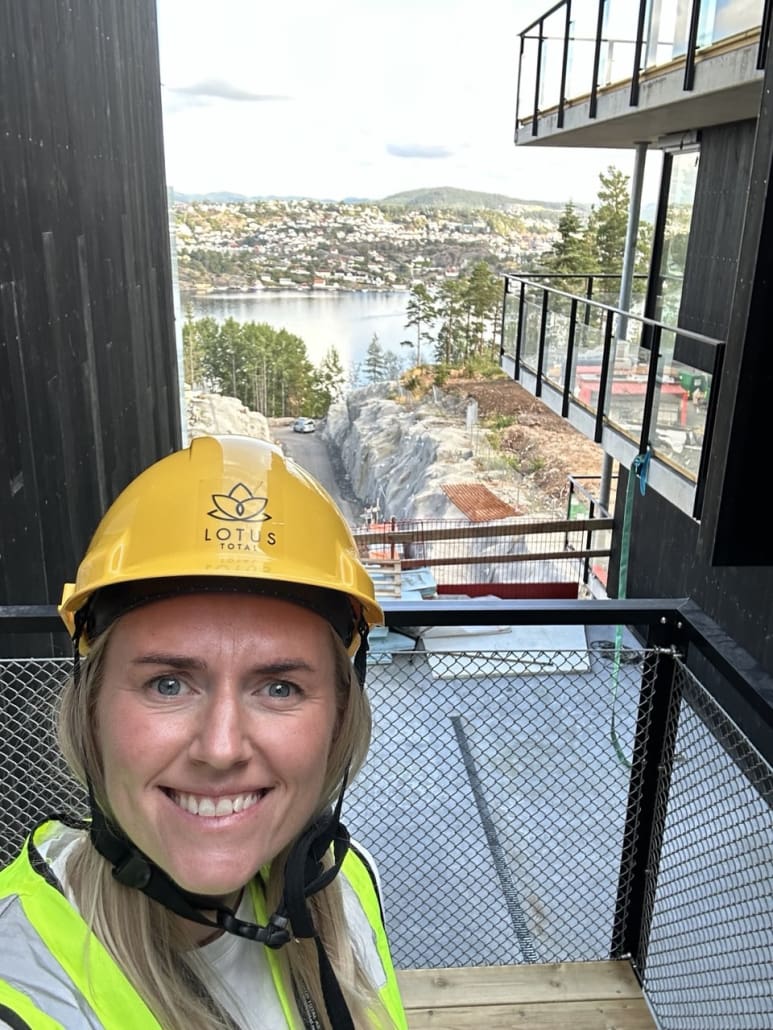 Daglig leder Mari Tangen fra Lotus Total ved ferdigstillelse på Kragerø Resort