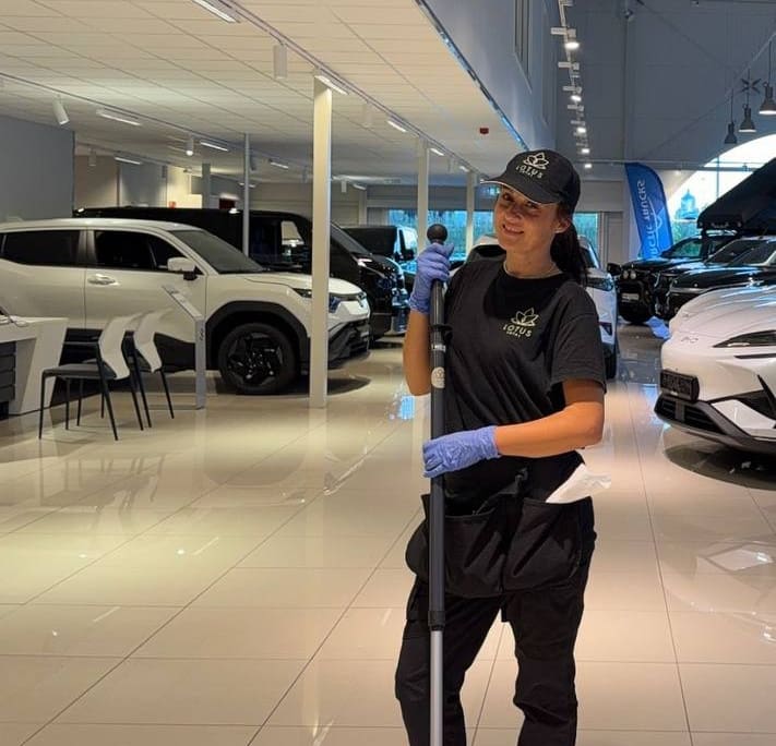 Plettfrie showrom og kontorlokaler hos Star Bil etter renhold levert av Lotus Total. Plettfrie showrom og kontorlokaler hos Star Bil etter renhold levert av Lotus Total.